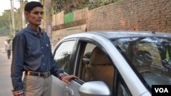 Driver Harsh Singh is optimistic that the Aam Aadmi Party can stamp out corruption in New Delhi, India, Feb. 12, 2015. (Photo: A. Pasricha for VOA)