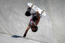 Sky Brown, atlet putri Inggris yang baru berusia 13 tahun, beraksi di Olimpiade Tokyo 2020 dan meraih medali perunggu cabang skateboard (foto: AP).