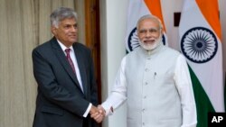 Thủ tướng Sri Lanka Ranil Wickremesinghe (trái) và Thủ tướng Ấn Độ Narendra Modi trước các cuộc đàm phán ở New Delhi, Ấn Độ, ngày 15/9/2015.