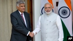 Sri Lankan Prime Minister Ranil Wickremesinghe, left and Indian Prime Minister Narendra Modi pose for the media before their talks in New Delhi, India, Sept. 15, 2015. 