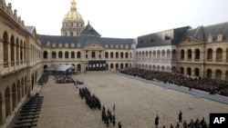 Paris’te yaşamını yitiren 130 kurban için, askeri tören alanı “Les Invalides” de resmi anma töreni düzenlendi