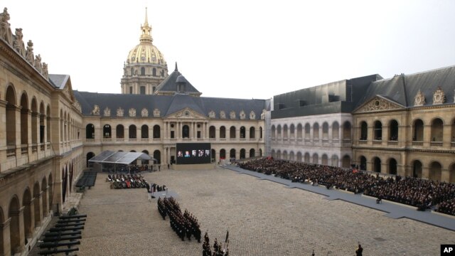 Ceremonia en el patio de los Inválidos en París.