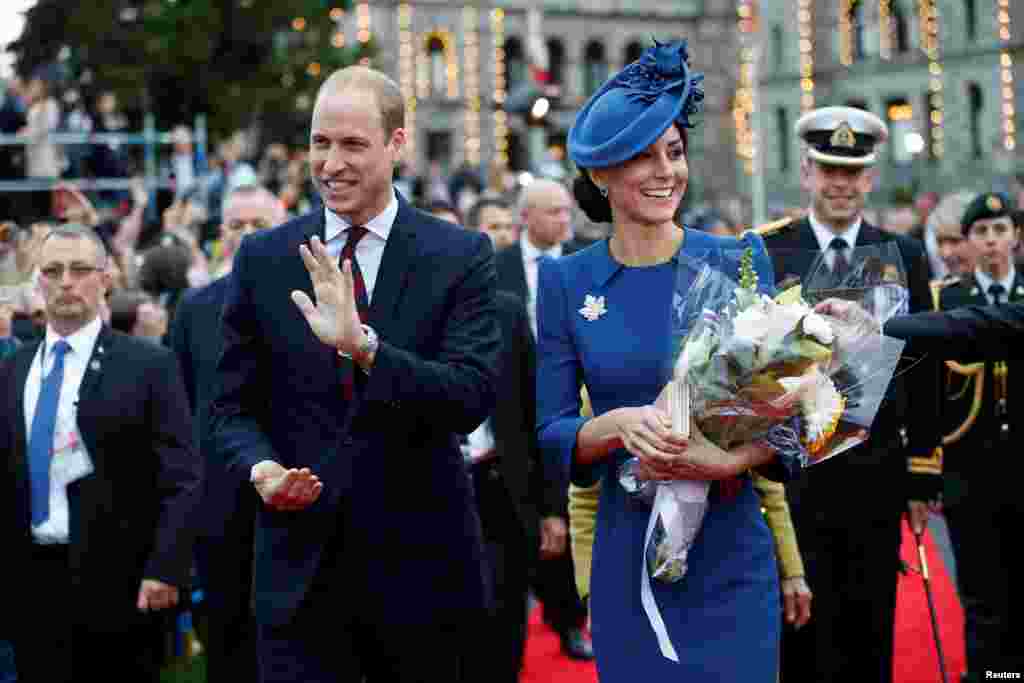 Pangeran William dari Inggris dan istrinya Catherine, yang bergelar Duchess of Cambridge, menghadiri upacara penyambutan di British Columbia Legislature di Victoria, British Columbia, Kanada (24/9). (Reuters/Chris Wattie)