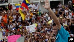 Henrique Capriles, el candidato de la oposición critica que el chavismo no haya podido controlar la violencia en el país en 14 años de gobierno.