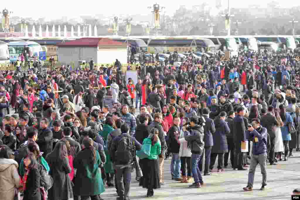 各地记者于人民大会堂外排队等待入场。（2016年3月5日 美国之音金子莹拍摄）