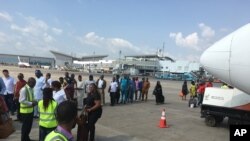 Des passagers sont fouillés avant d'embarquer à bord de l'aéroport international Nnamdi Azikiwe à Abuja, Nigeria, 15 octobre 2016. 