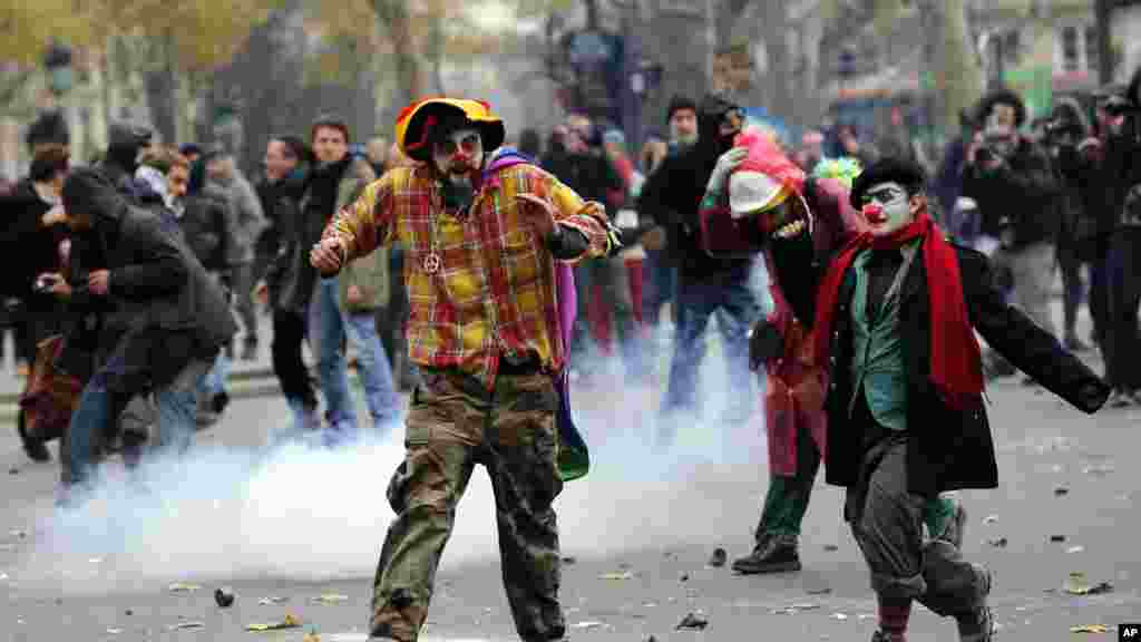 Des militants qui manifestent en marge de la Conférence sur le climat de Paris, à la place de la République, se dispersent après une bagarre contre des policiers, à Paris, 29 novembre 2015.&nbsp;