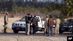 Serdadu Mesir di pos pemeriksaan di el-Arish, 290 km timur Kairo, Sinai Utara, Mesir dalam foto yang diambil tanggal 31 Januari 2015 (AP Photo)