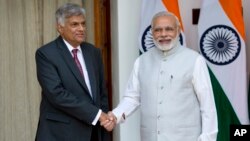 PM Sri Lanka Ranil Wickremesinghe (kiri) berjabat tangan dengan PM India Narendra Modi sebelum melakukan pembicaraan di New Delhi, India, Selasa (15/9).