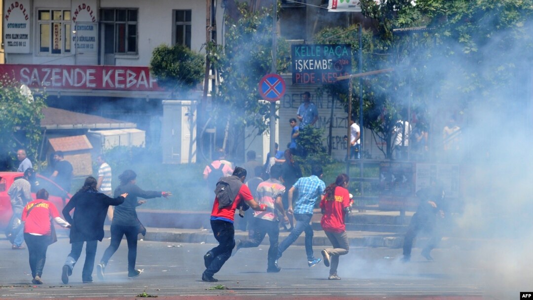 Demonstran kocar-kacir setelah polisi Turki menembakkan meriam air dan gas air mata di distrik Okmeydani, Istanbul (22/5). (AFP/Ozan Kose)