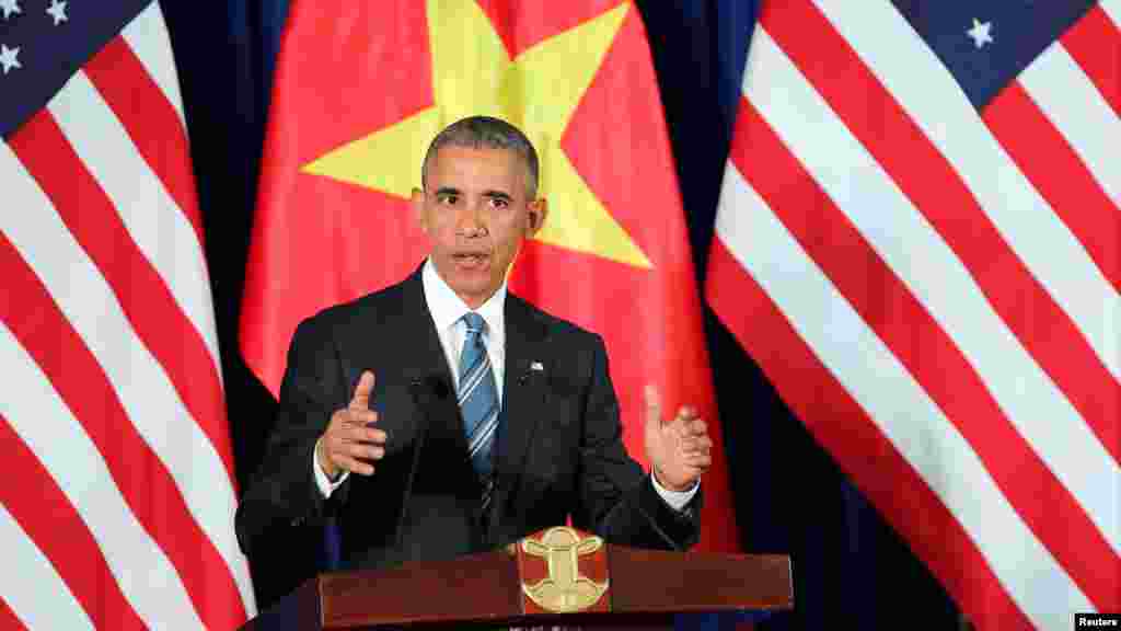 Shugaban Amurka Barak Obama yayiwa manema labarai jawabi a Hanoi. &nbsp;