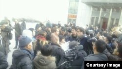 围观者和媒体记者在许志永案庭审法院附近（维权网图片）