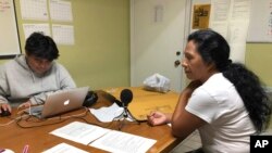 Natividad Jiménez, una voluntaria en el Centro Guatemalteco-Maya en Florida, escucha un mensaje que grabó en un antiguo dialecto maya para pedir a los inmigrantes que se preparen y sigan órdenes de evacuación por el huracán Dorian. AP/Adriana Gómez.