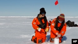 Scientists from the Alfred Wegener Institute collect snow samples with help from the research vessel Polarstern. Even in the Arctic the snow is polluted with microplastics. (Photo: Kajetan Deja)