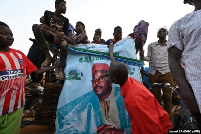 Rassemblement de campagne de l'ancien président du Niger et candidat à la présidence, Mahamane Ousmane, le 19 février 2021 à Niamey, deux jours avant le second tour des élections nigériennes.