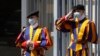 Anggota pasuka Swiss Guards berdiri di pintu masuk Vatikan dalam foto yang diambil pada 4 Mei 2020 ini. (Foto: AP/Alessandra Tarantino)