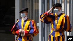 Anggota pasuka Swiss Guards berdiri di pintu masuk Vatikan dalam foto yang diambil pada 4 Mei 2020 ini. (Foto: AP/Alessandra Tarantino)