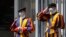 Anggota pasuka Swiss Guards berdiri di pintu masuk Vatikan dalam foto yang diambil pada 4 Mei 2020 ini. (Foto: AP/Alessandra Tarantino)