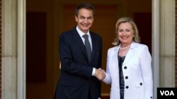 Clinton agradeció la contribución española a las misiones internacionales en Libia y en Afganistán.