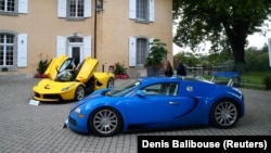 Une Ferrari LaFerrari (2015) et une Bugatti Veyron EB 16.4 Coupé (2010) faisant partie d'une collection de voitures de luxe détenue par Teodoro Obiang, fils du président de la Guinée équatoriale. Ces voitures sont présentées avant une vente aux enchères p