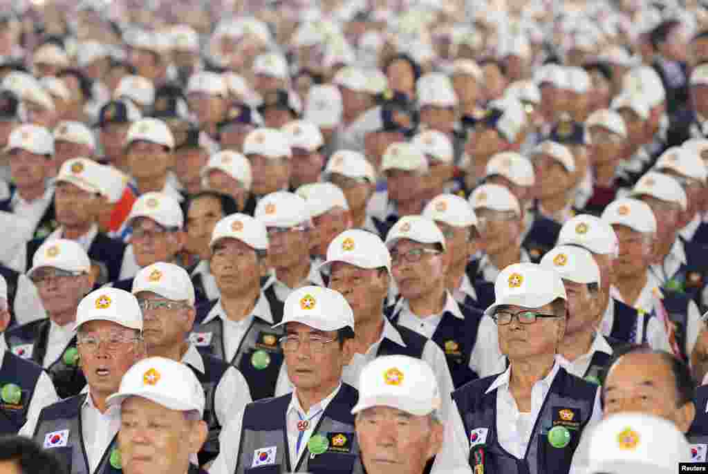 한국 서울 전쟁기념관에서 27일 한국전 정전 60주년 기념식이 열린 가운데, 한국전 참전 용사들도 기념식에 참석했다.