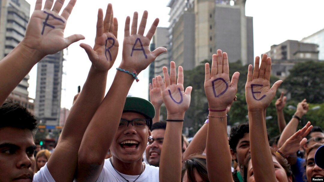 Ủng hộ viên của nhà lãnh đạo đối lập Venezuela Henrique Capriles viết chữ "gian lận" trong bàn tay trong khi biểu tình đòi kiểm lại phiếu