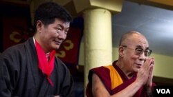 PM baru Tibet di pengasingan, Lobsang Sangay bersama Dalai Lama di kota Dharamsala, India hari Senin (8/8).