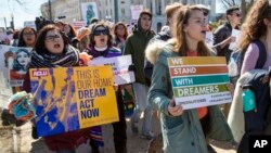 Para aktivis dan penerima program DACA melakukan aksi unjuk rasa di depan gedung Capitol di Washington DC, 5 Maret 2018 lalu. 