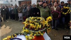 Polisi India memberikan penghormatan pada jenasah Gulaz Ahmed di Sinagar (Foto: dok). Pemerintah India dan Pakistan sedang mengupayakan daerah Kashmir-Himalaya untuk menjadi daerah bebas militer.