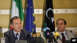 Italian Foreign Minister Franco Frattini, left, and Libya's de facto Prime Minister Mahmoud Jibril hold a news conference in Tripoli, September 30, 2011.