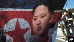 Người đào tị Bắc Triều Tiên giăng áp phích chống Kim Jong Un trong cuộc biểu tình chống Bắc Triều Tiên gần Paju, Nam Triều Tiên.