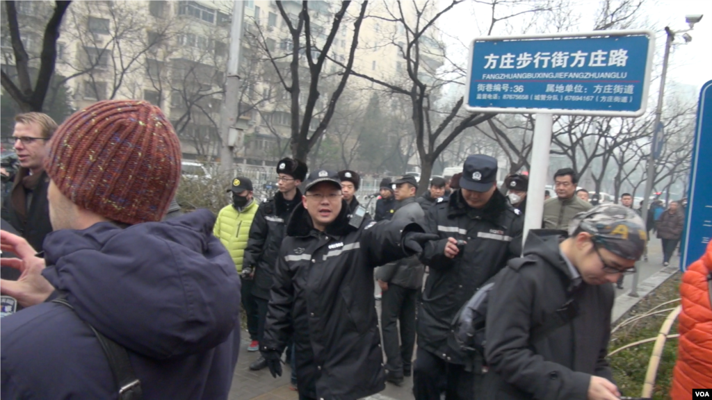 北京警方12月14日一早在法院入口附近拉起警戒线，阻止要求旁听浦志强案庭审的西方外交官和中国公民接近法庭。（美国之音叶兵拍摄）