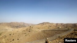 မှတ်တမ်းရုပ်ပုံ - အာဖဂန်နဲ့ နယ်စပ် ပါကစ္စတန် နိုင်ငံ မြောက်ပိုင်း ဝါဇီရစ္စတန် ပြည်နယ်က နယ်စပ် ခြံစည်ရိုးနား ကင်းစောင့်နေတဲ့ စစ်သားတဦး။ အောက်တိုဘာလ ၁၈၊ ၂၀၁၇။