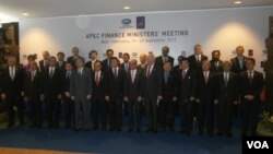 Para menteri keuangan negara-negara APEC berfoto bersama dalam pertemuan di Nusa Dua, Bali (20/9). (VOA/Muliarta)