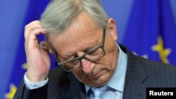 ປະທານຄະນະກຳມະທິການ ຢູໂຣບ ທ່ານ Jean-Claude Juncker ຈັດກອງປະຊຸມຖະແຫລງຂ່າວ ໃນຂະນະທີ່ ຕ້ອນຮັບ ທ່ານ Mario Monti, ປະທານ ຂອງກຸ່ມ High Level Group on Own Resources, ຢູ່ທີ່ສຳນັກງານໃຫຍ່ ໃນນະຄອນ Brussels, Belgium, ວັນທີ 1 ກໍລະກົດ 2015. 