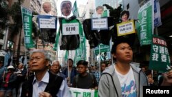 香港示威者举着标语牌：“反对释法，守护民选制度，我要真普选”（2017年1月1日）