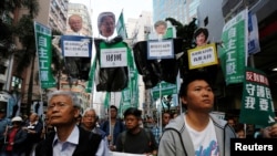 香港示威者舉著標語牌：“反對釋法，撤回覆核，守護民選制度，我要真普選”（2017年1月1日）