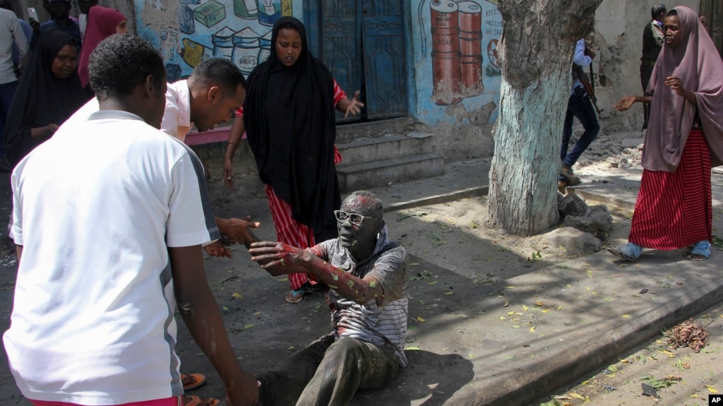 Un homme grièvement blessé au sol après l&#39;attaque à Mogadiscio, Somalie le 13 mars 2017.