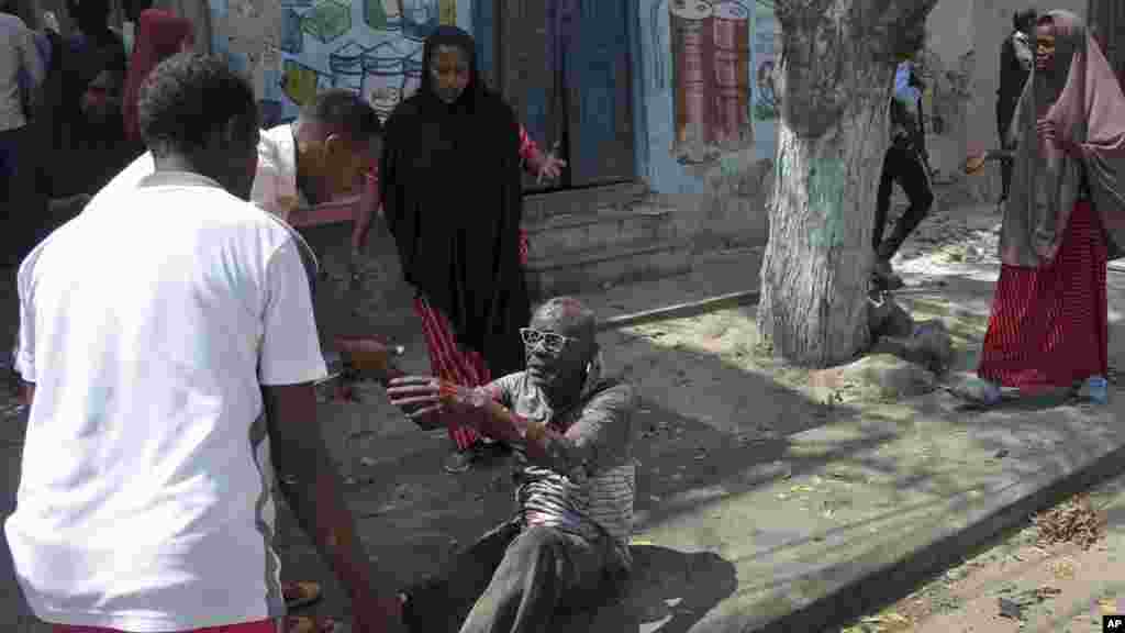 Un homme grièvement blessé au sol après l&#39;attaque à Mogadiscio, Somalie le 13 mars 2017.