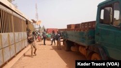 Les élèves du lycée Rimvougré traversent ce débit de boisson avant d’accéder à leurs salles de classe, Ouagadougou le 31 janvier 2020. (VOA/Kader Traoré)