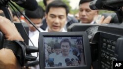 លោក​នាយករដ្ឋមន្ត្រី​ថៃ Abhisit Vejjajiva និយាយ​ទៅ​កាន់​អ្នក​យក​ព័ត៌មាន​កាល​ពី​ថ្ងៃ​ពុធ​ទី​២៧​ខែ​មេសា​នេះ ​នៅ​ក្រោយ​ពេល​លោក​បាន​ទៅ​ទស្សនា​ជំរំ​ជន​ភៀស​សឹក​មួយ​ក្នុង​ខេត្ត​សុរិន្ទ​ប្រមាណ​៣០​គីឡូម៉ែត្រ​ពី​ព្រំដែន​កម្ពុជា​ថៃ​ ដើម្បី​​​​ចុះ​សួរ​សុខទុក្ខ​ពលរដ្ឋ​