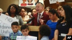 El representante estatal Carlos Guillermo Smith se expresa en contra de las Proyectos de Separación de Familias HB 527 y SB 168 durante una conferencia de prensa en el Capitolio de Florida el martes 23 de abril de 2019 en Tallahassee.