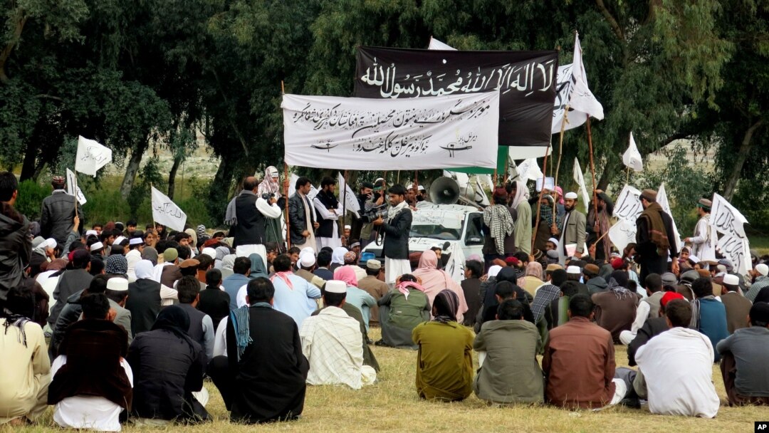 Para mahasiswa Universitas Nangarhar melakukan aksi unjuk rasa anti-Taliban dan anti ISIS di Jalalabad, Afghanistan bulan November lalu (foto: dok).