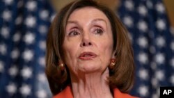 La presidenta de la Cámara de Representantes, Nancy Pelosi, habla brevemente con los periodistas en una ceremonia bipartidista de firma de un proyecto de ley, el viernes 21 de junio de 2019 en el Capitolio en Washington. (Foto AP/J. Scott Applewhite)