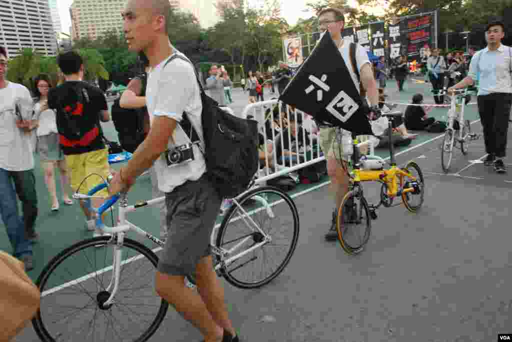 單車隊進入維園六四燭光集會會場