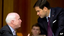 Thượng nghị sĩ John McCain, trái, và Thượng nghị sĩ Marco Rubio tại Điện Capitol ở Washington. (Ảnh tư liệu)