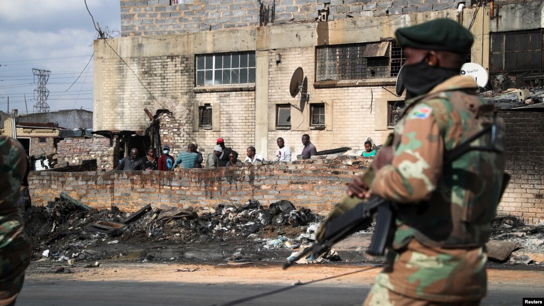 Tentara Afrika Selatan melakukan patroli di distrik Alexandra yang dilanda kerusuhan di Johannesburg, Afrika Selatan, Kamis (15/7).