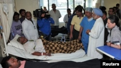 PM Manmohan Singh (kedua dari kanan) dan Sonia Gandhi (kanan mengunjungi para korban serangan Maoist yang dirawat di rumah sakit (26/5). 