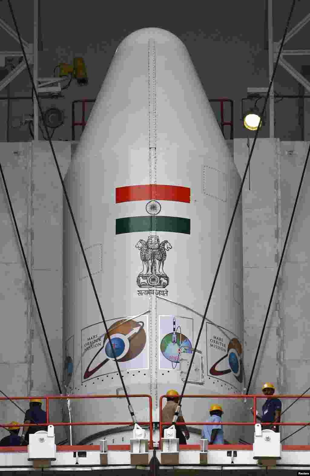 Roket peluncur satelit Polar (PSLV-C25), yang membawa pengorbit Mars, sebelum diluncurkan dari Pusat Antariksa Satish Dhawan Space Centre di Sriharikota, India Tenggara (30/10).