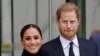 Meghan Markle dan Pangeran Harry berfoto setelah mengunjungi observatorium di One World Trade di New York, Kamis, 23 September 2021. (Foto: AP)